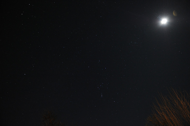Mond bei den Plejaden